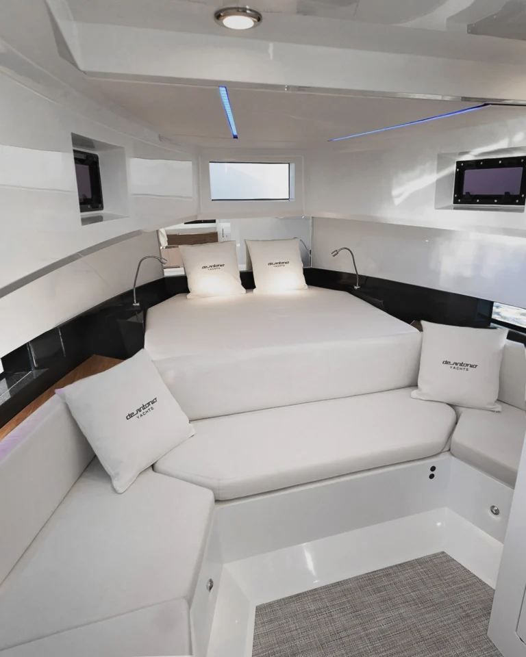 BOAT RENTAL IN IBIZA AND FORMENTERADE ANTONIO YACHTS IBIZA D36 OPEN HAVANA 1 CHARTER IBIZA www.deantonioyachtsibiza.com INTERIOR 3_resultat